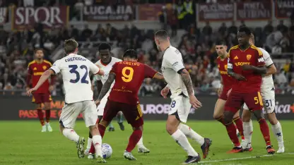 Roma-Genoa 2-0, giallorossi in scia della capolista
