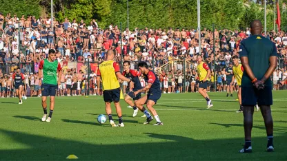 L`ABBRACCIO DEI TIFOSI GENOANI ALLA SQUADRA