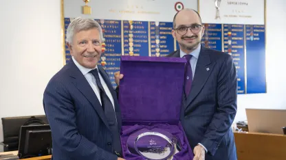 La Lega Calcio Serie A consegna alla Fiorentina un riconoscimento per i 100 anni del Club