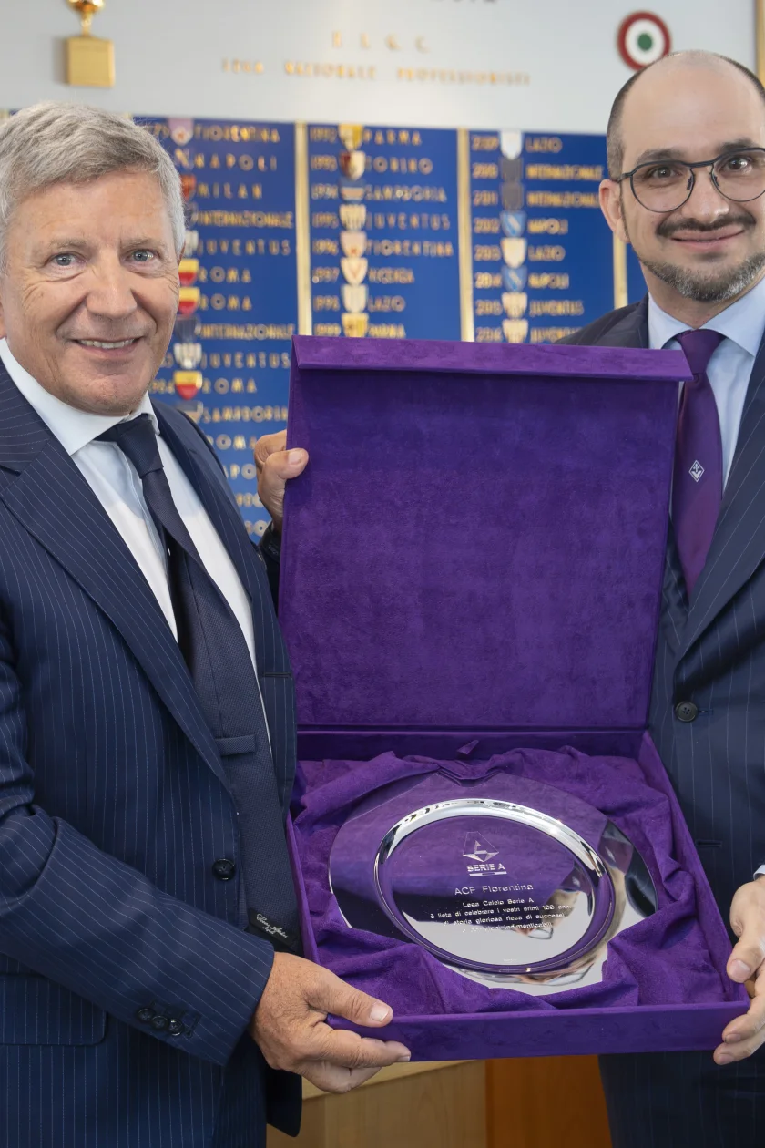 La Lega Calcio Serie A consegna alla Fiorentina un riconoscimento per i 100 anni del Club