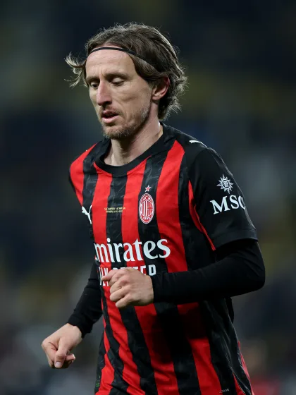 AC Milan host Verona with top spot in sight 