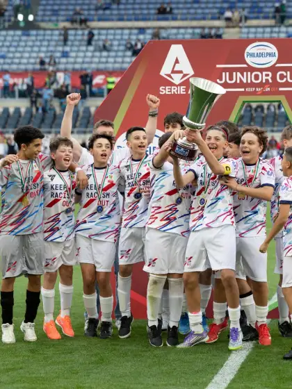 La Parrocchia San Giuseppe Lavoratore alza la coppa della Philadelphia Junior Cup | Keep Racism Out
