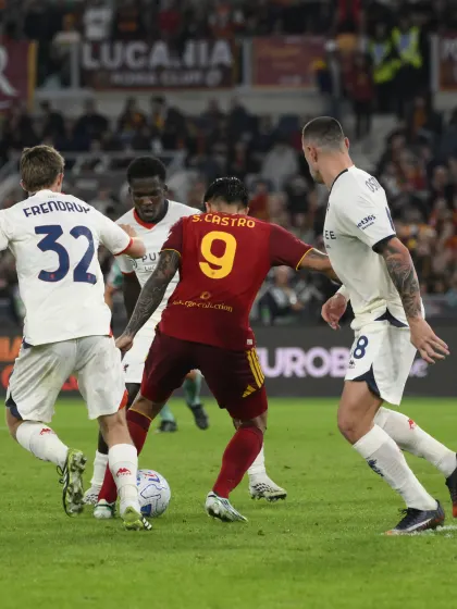 Roma-Genoa 2-0, giallorossi in scia della capolista