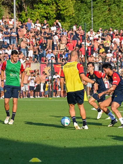 L`ABBRACCIO DEI TIFOSI GENOANI ALLA SQUADRA
