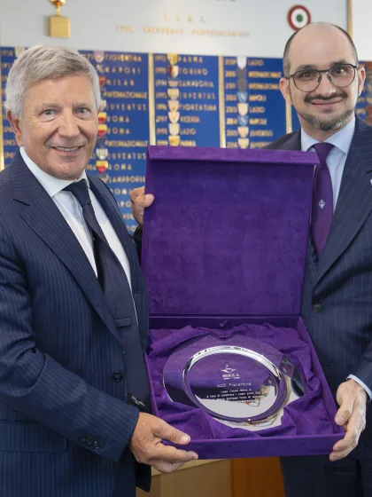 La Lega Calcio Serie A consegna alla Fiorentina un riconoscimento per i 100 anni del Club